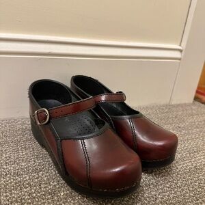 dansko mary jane clogs - burgundy red